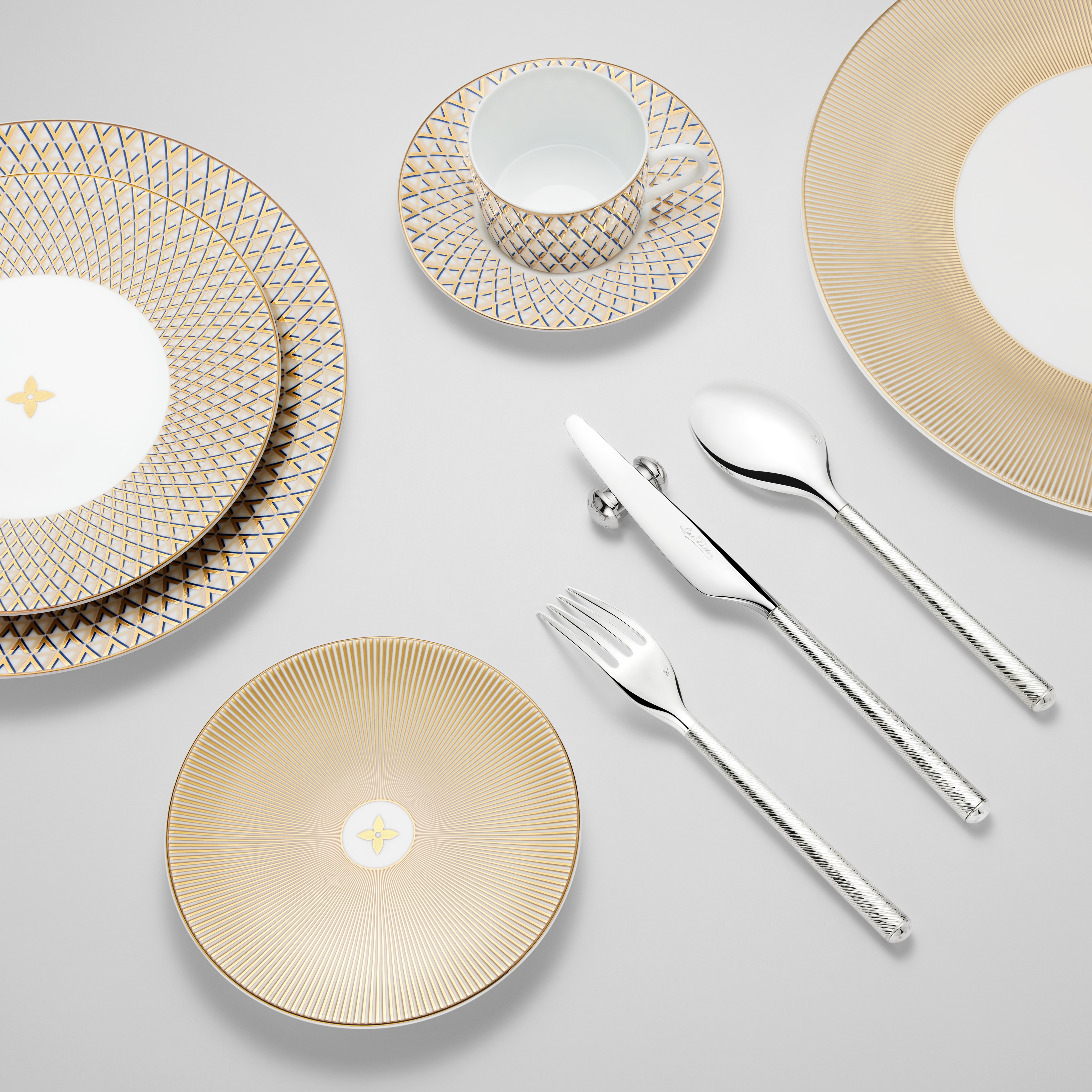Splendor Set Of 2 Presentation Plates ｜ルイ・ヴィトン 公式サイト
